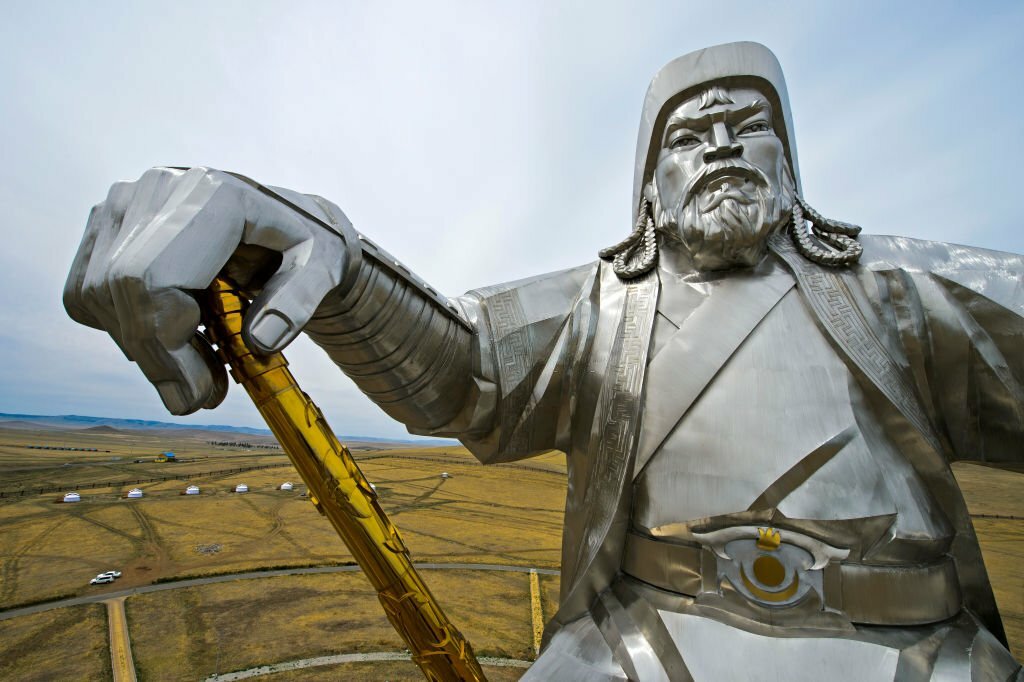 How tall was Genghis Khan